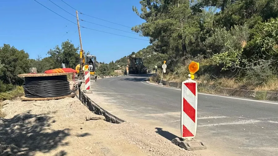 Τύμπανο καλωδίου και σήμανση εργοταξίου υπόγειου δικτύου