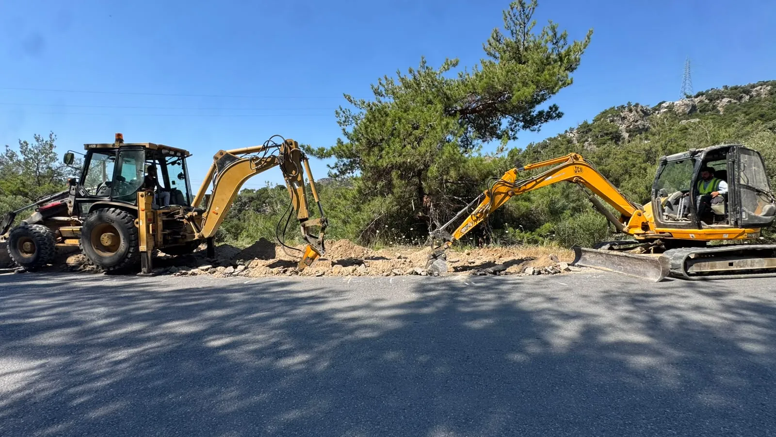 Εκσκαφείς σε διάνοιξη χάνδακα υπόγειου δικτύου Ηράκλειο Κρήτης